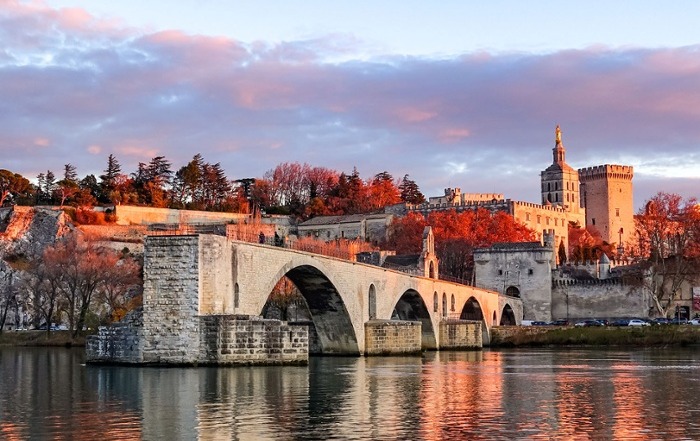 avignon shutterstock_1322385032 700x441