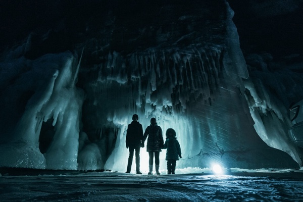 familyicecaveiceland 600x400