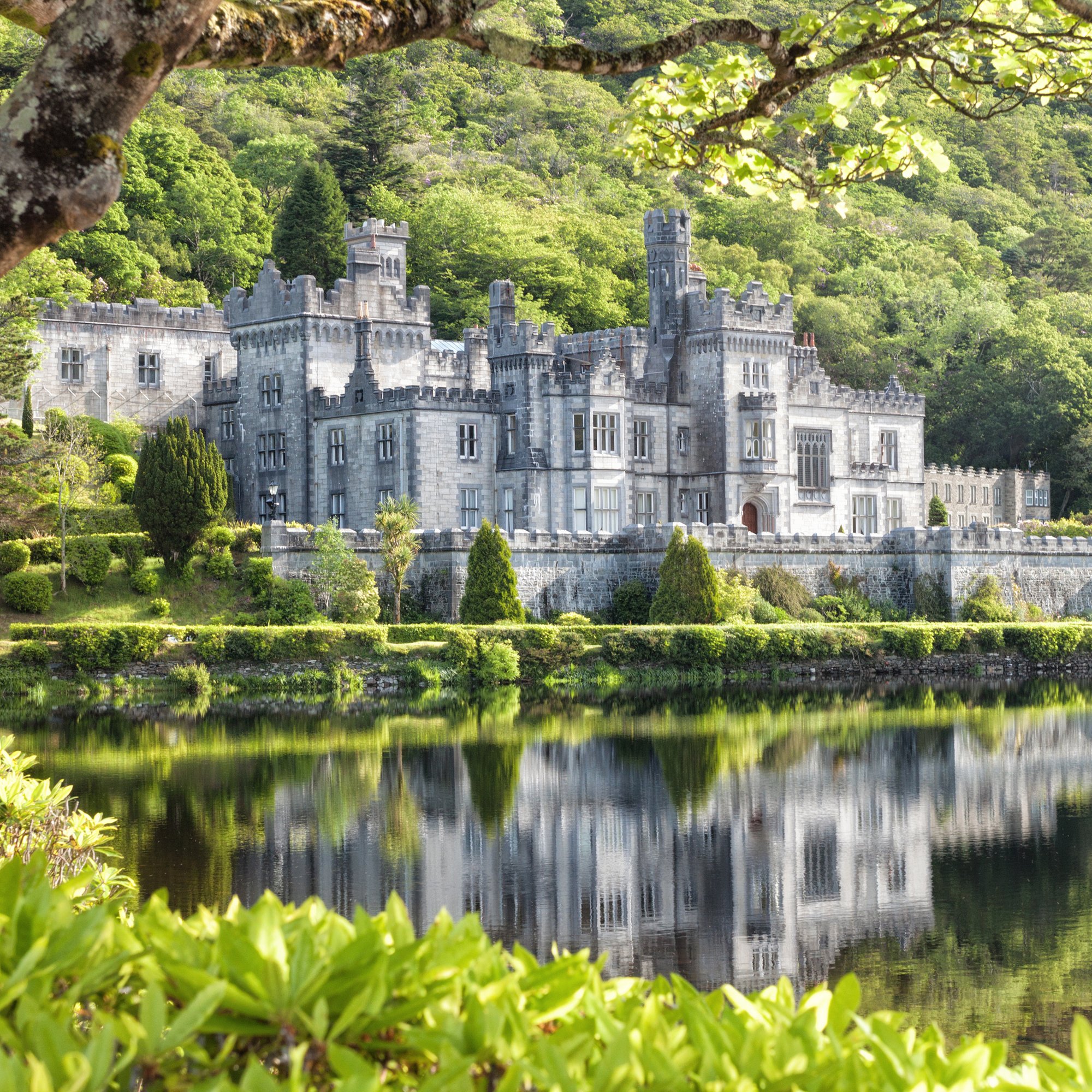 Ireland_County Galway_Connemara_Kylemore Abbey shutterstock_104937572 2048x2048